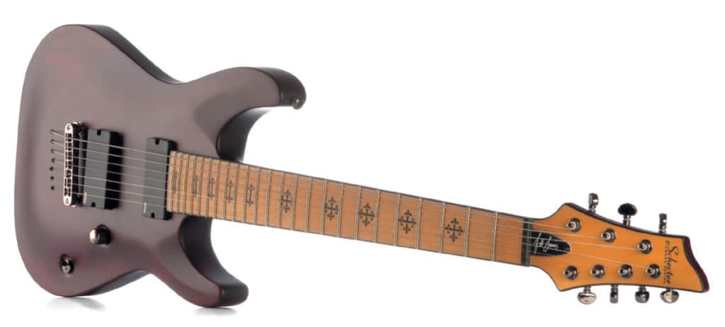 7-saitige E-Gitarre von Schecter, schwarz, liegend