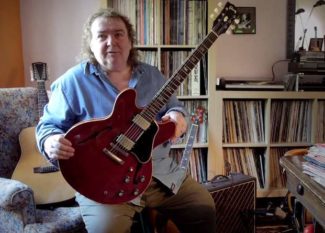 Bernie Marsden zeigt seine Gitarre