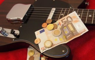 Gitarre mit Geld