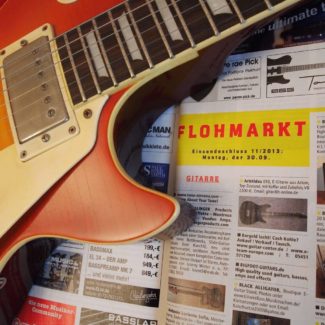 Gitarre auf Zeitung