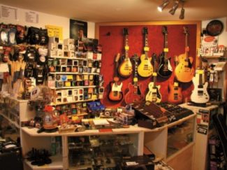 Ständig 600 Gitarren zum Antesten bereit