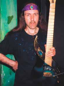 Uli Jon Roth mit seinem Instrument