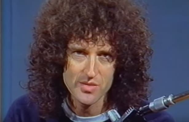 Brian May mit Wuschelmähne & ohne Bart