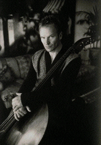 Sting mit Kontrabass