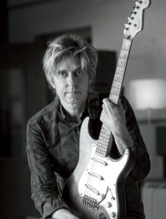 Der Gitarrist Eric Johnson mit seiner Gitarre