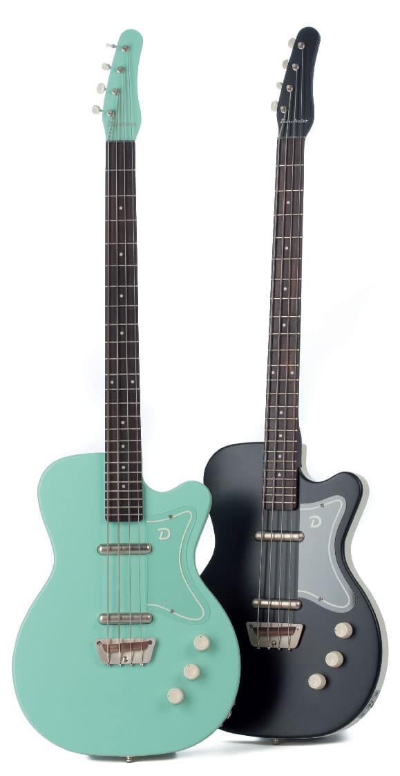 Zwei E-Bässe von Danelectro, stehend