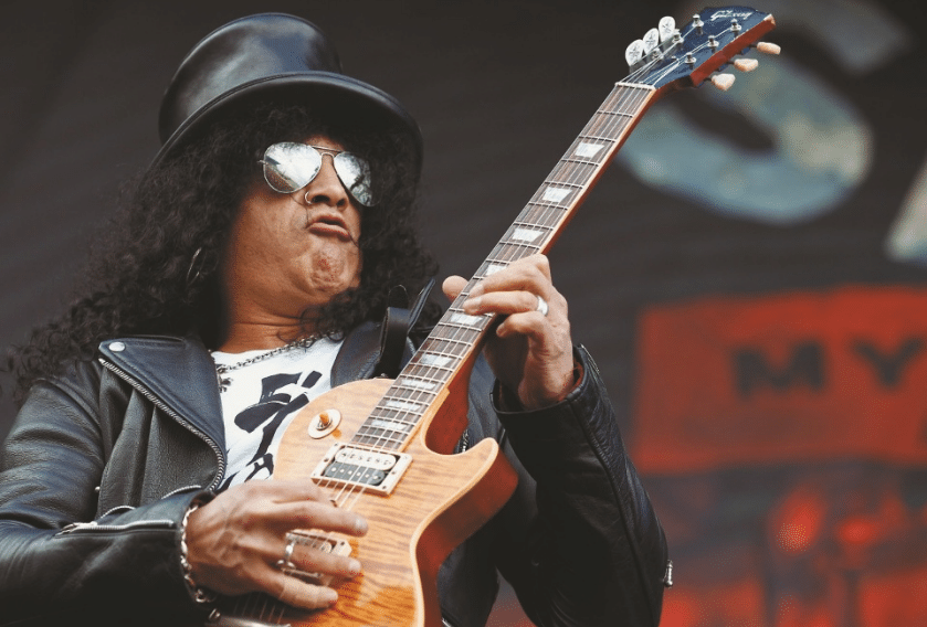 Slash auf der Bühne in Aktion