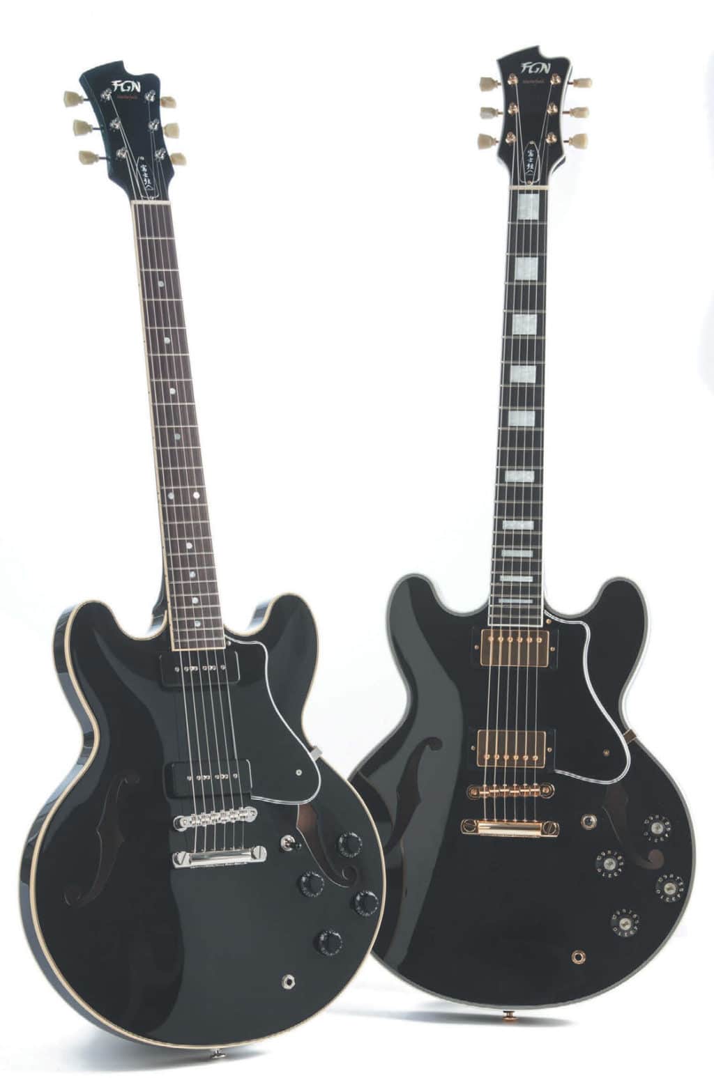 Zwei semi-akustische E-Gitarren von FGN, schwarz, stehend