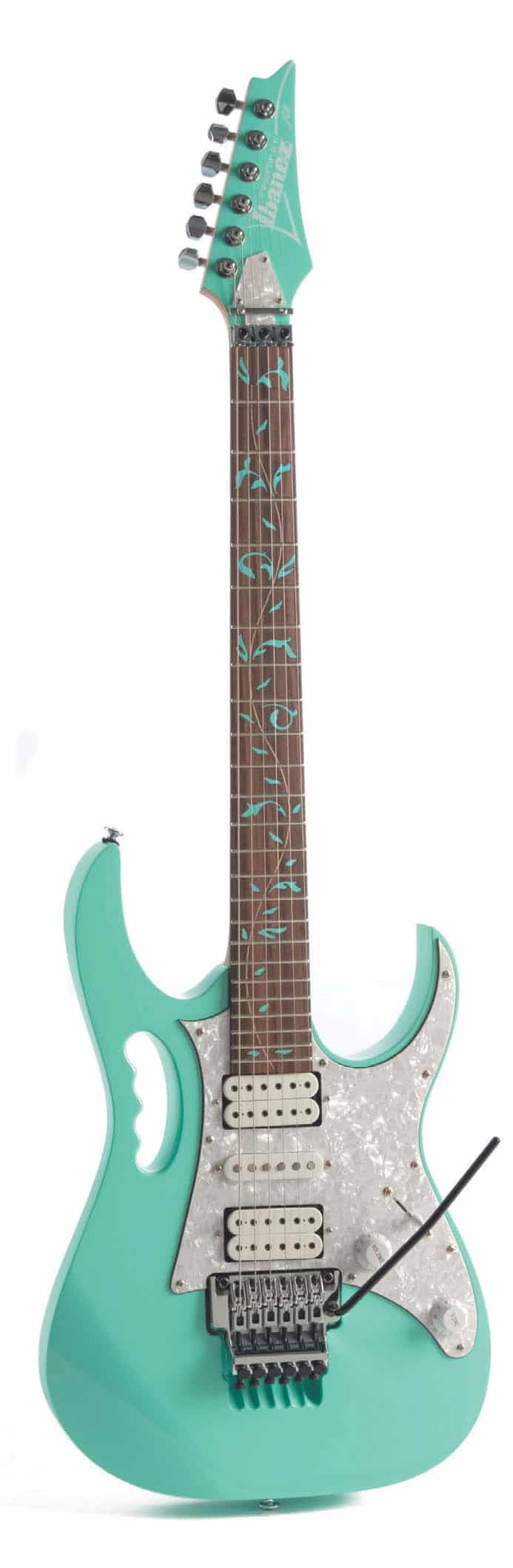 E-Gitarre von Ibanez, weiß, stehend