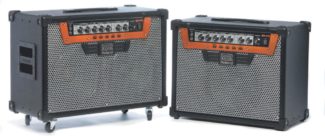 Zwei E-Gitarren-Combo-Verstärker von Roland