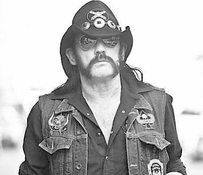 Lemmy Kilmister in seinem typischen Rock ‘n‘ Roll Outfit