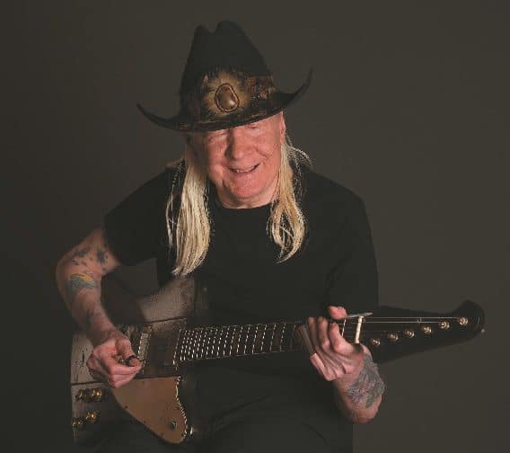 Johnny Winter mit seiner Gitarre