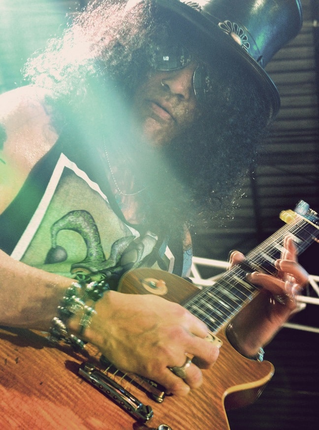 Slash mit Gitarre und Hut