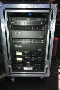 Petruccis Rack u.a. mit Mesa/Boogie JP- 2C und EL84, Fractal Audio Axe FX-II und Cry Baby Custom WahWah, von vorne und hinten