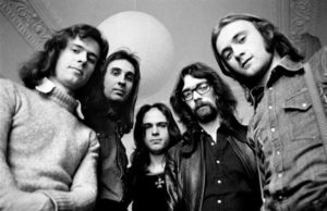 Genesis 1970, unverkennbar mit Phil Collins.