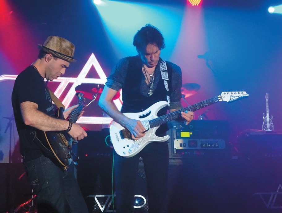 Steve Vai und Dave Weiner auf der Bühne