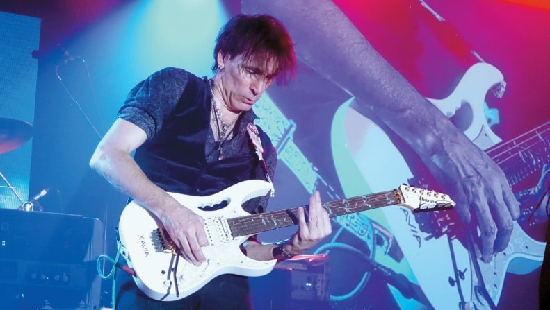 Steve Vai mit Gitarre