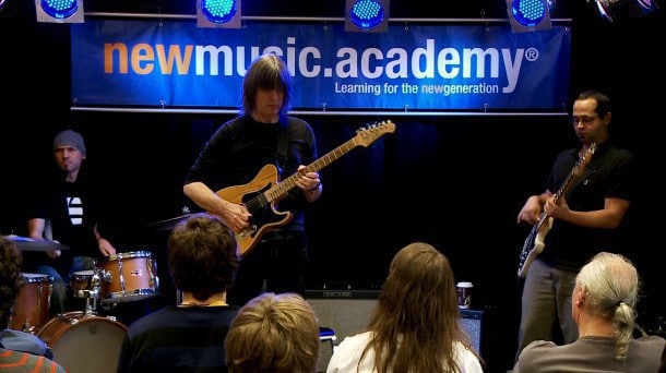 Hochkarätige Gastdozenten bei der newmusic.academy in Wiesbaden: Hier Jazz-Legende Mike Stern