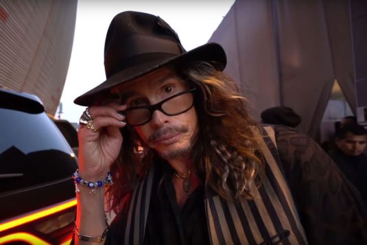 Steven Tyler, Sänger von Aerosmith, mit Hut und Sonnenbrille