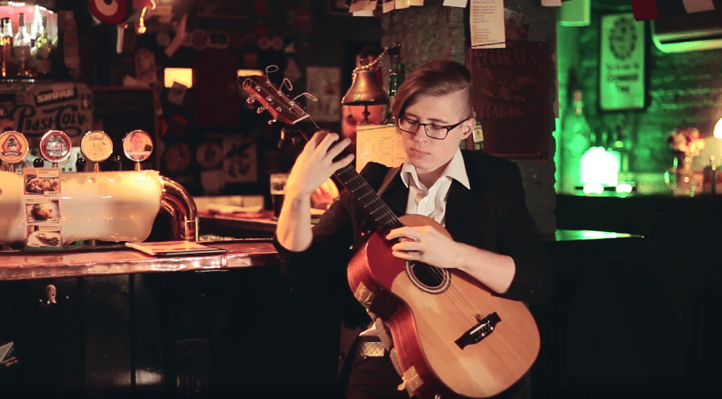 Alexandr Misko beim Fingerpicking