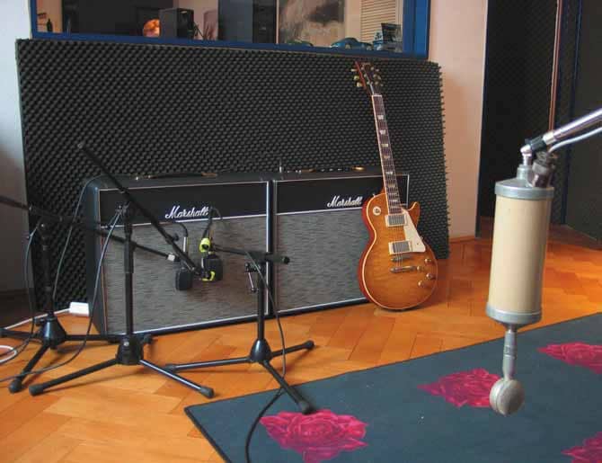 Testaufbau: 2003 Gibson Les Paul Historic Collection Reissue „Tom Murphy“; Marshall 1974 Combo mit Zusatz-Box; Mikrofone: AKG D-21, 47er Neumann CM7; Playback und Aufnahme von Udo Pipper, 14 Klangbeispiele sind downloadbar unter www.gitarrebass.de