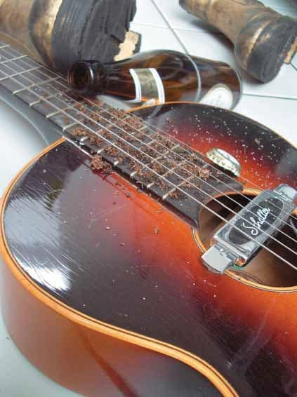 Gitarre mit Bierflasche