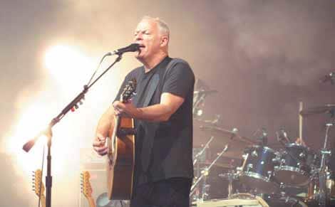 David Gilmour mit Gitarre auf der Bühne