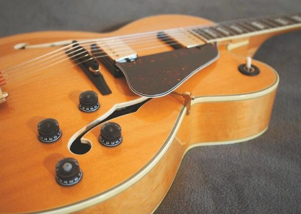 Der Körper einer Archtop Gitarre