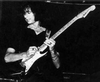 Der junge Richie Blackmore mit seiner E-Gitarre, der Fender Stratocaster. 