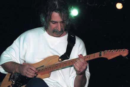 Frank Zappa mit Gitarre