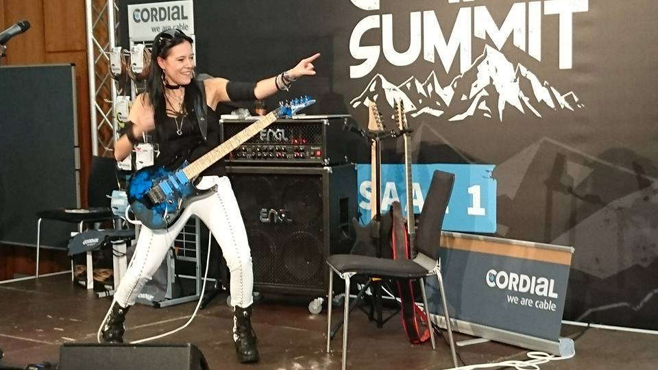 Gitarristin von Evanescence auf dem Guitar Summit 2017