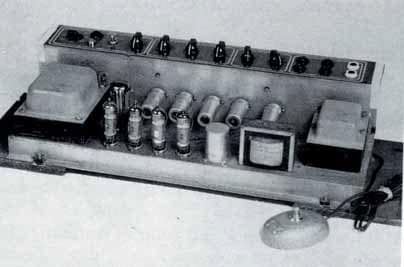 Das Chassis des ersten AC30 mit der Reihe EL-84 Endröhren und der großen GZ34- Gleichrichter-Röhre.